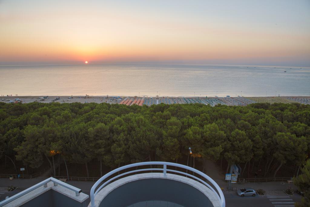 Hotel Meripol Alba Adriatica Exterior foto
