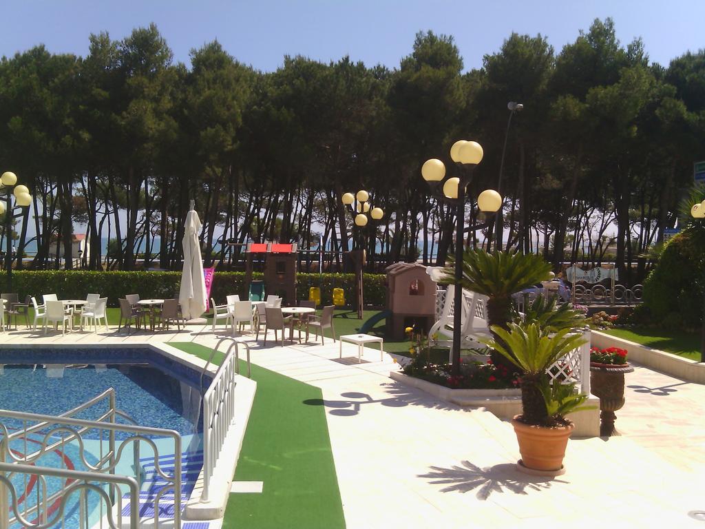 Hotel Meripol Alba Adriatica Exterior foto