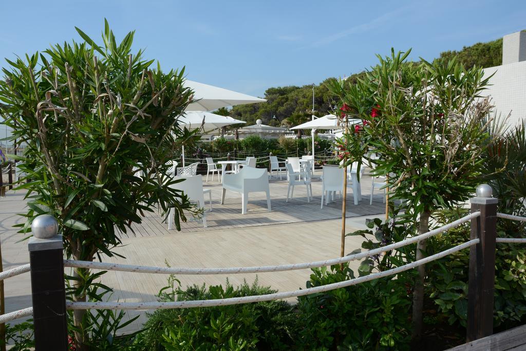 Hotel Meripol Alba Adriatica Exterior foto
